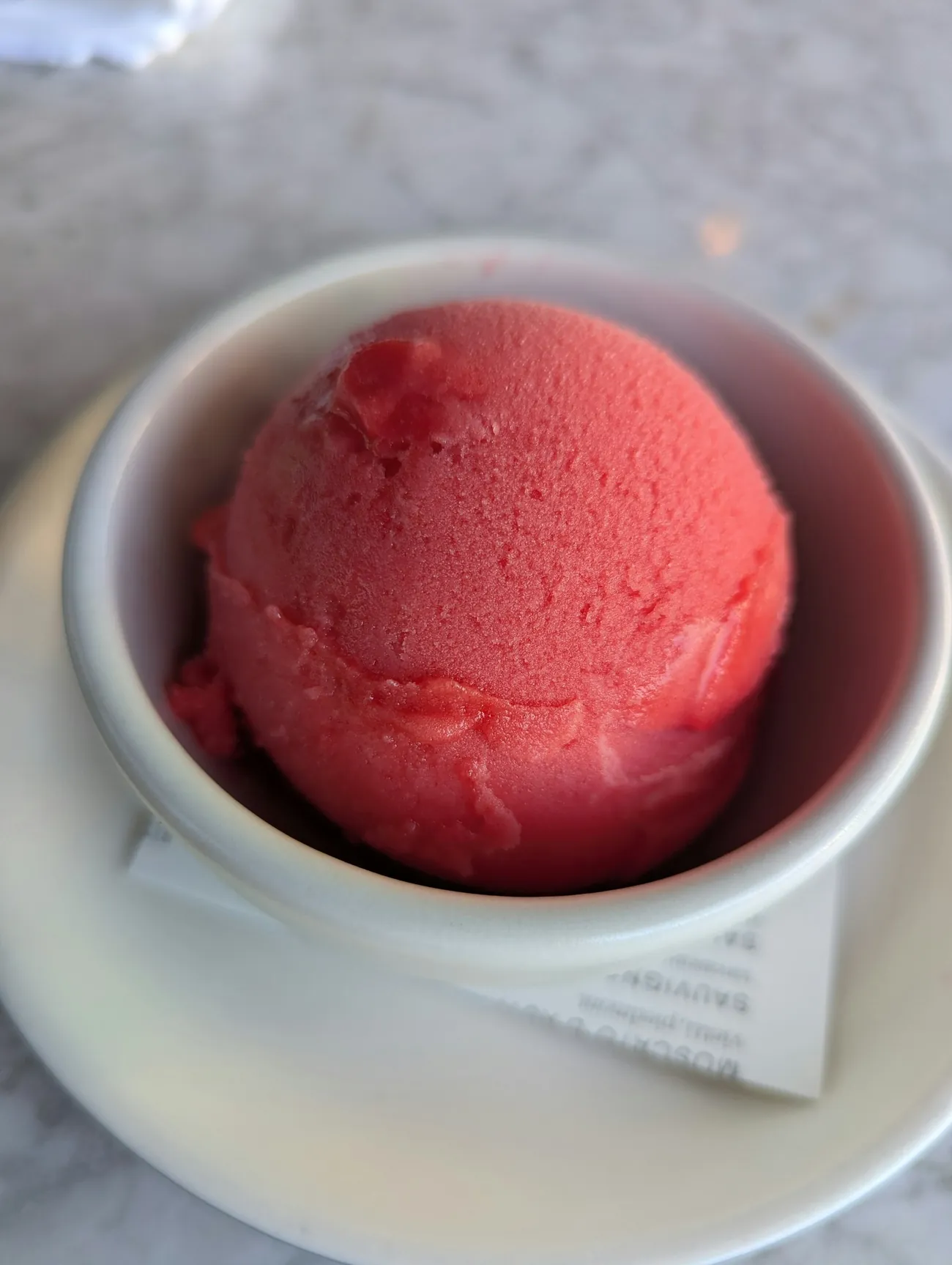 Bola de sorbete rosa en un cuenco