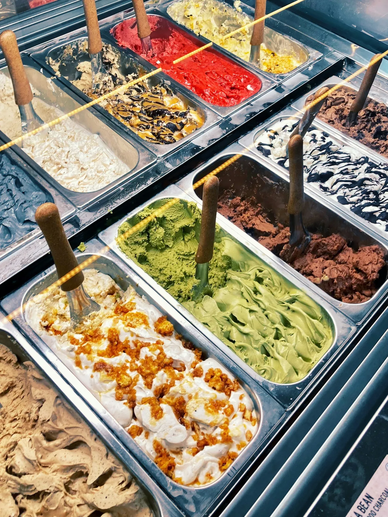 Vitrina con cubetas de helado de muchos sabores